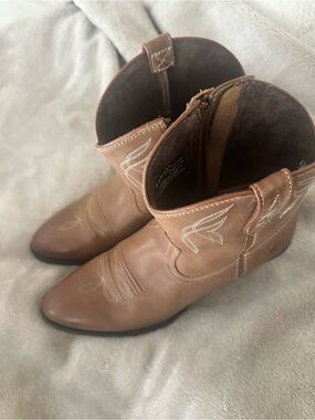 Ariat Tan Leather Western Ankle Boots with Embroidered Detailing